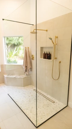 rénovation de salle de bain moderne avec douche à l’italienne