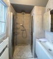 travaux de salle de bain en cours avec pose de carrelage