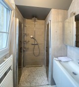 travaux de salle de bain en cours avec pose de carrelage