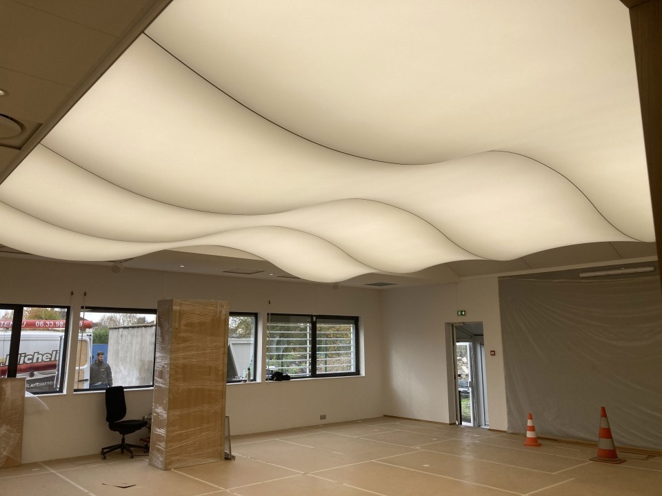 Tarif plafond tendu : prix au m² 2025, comparatif PVC, lumineux et ...