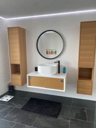aménagement de salle de bain optimisé avec rangements et éclairage