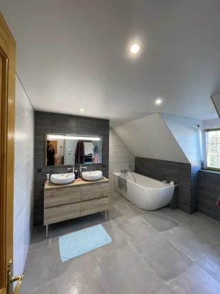 Pose d’un plafond tendu dans une maison pour cacher un lambris au plafond 