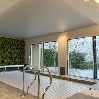 Rénovation de plafond avec plafond tendu pour masquer des dalles polystyrène 