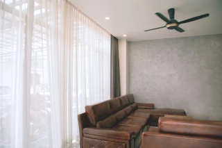 Exemple de plafond tendu avec spots intégrés pour moderniser un plafond abîmé